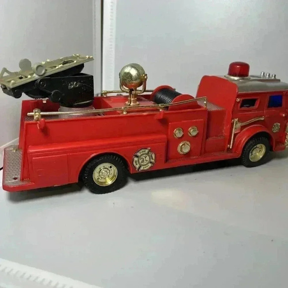 New Bright 1980 Battery Operated Fire Engine Bump N Go Action Works Tested - Picture 8 of 13